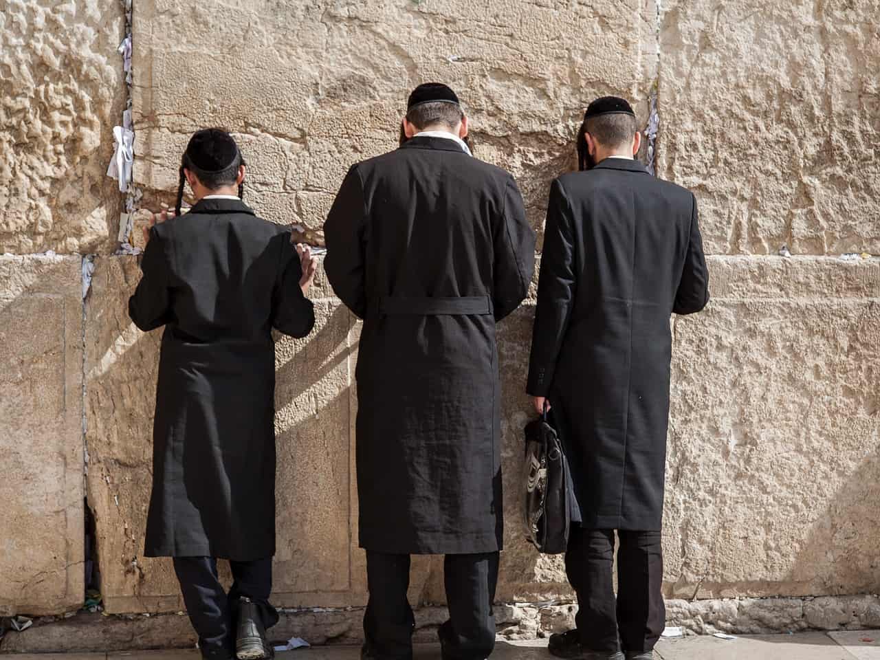 שלוש חרדים 